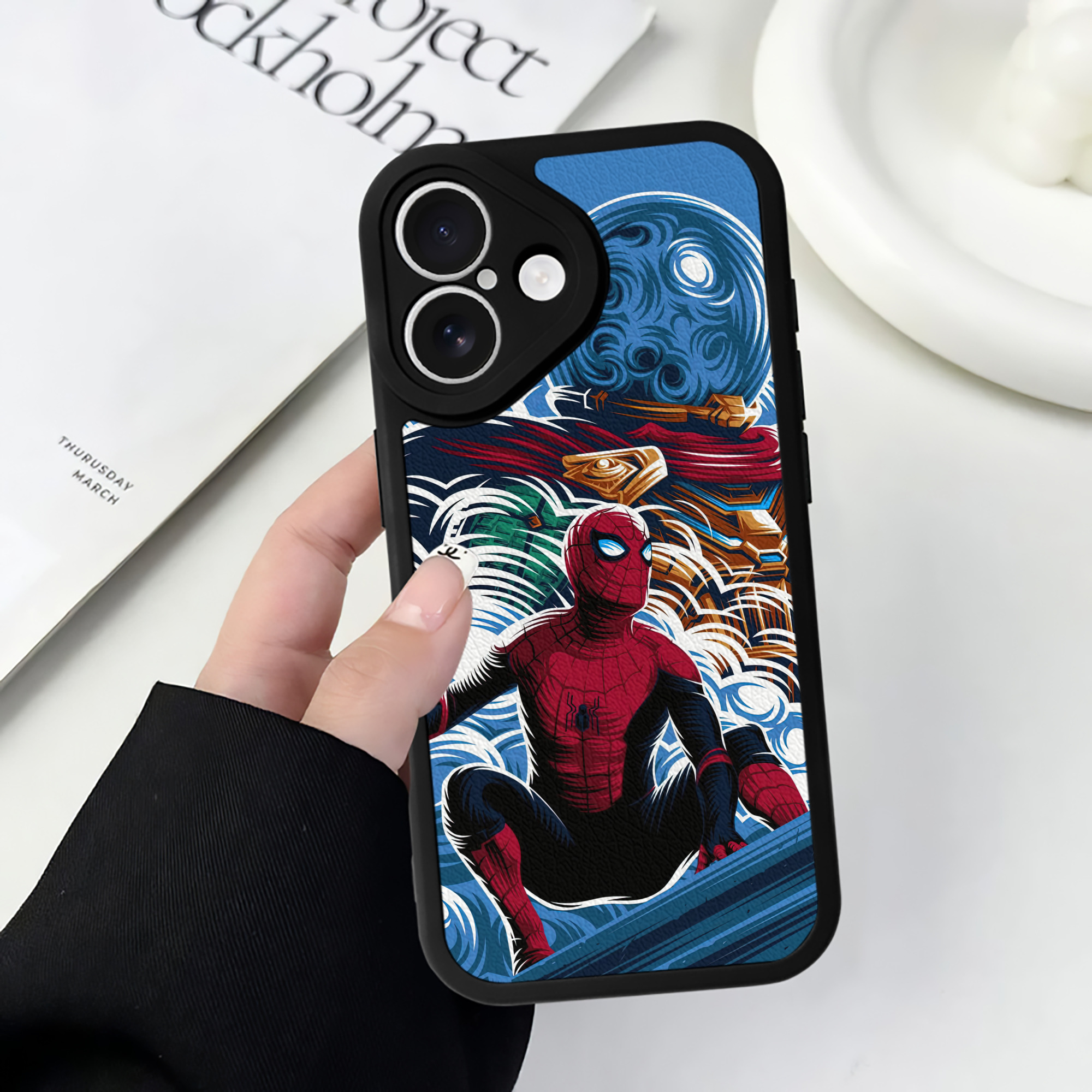 Spider Man スパイダーマン 【iPhone 16シリーズ対応】シリコンスマホケース（レザー調） 材質：シリコン